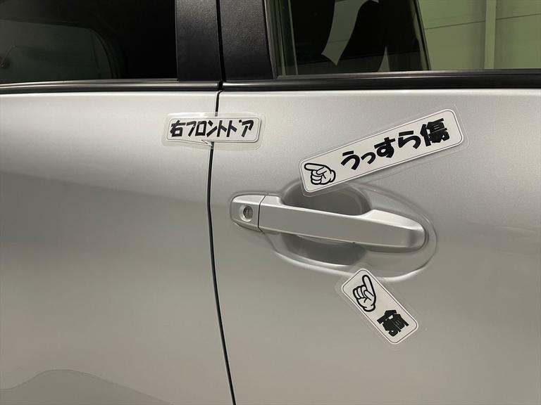 右フロントドアに傷やうっすら傷があります