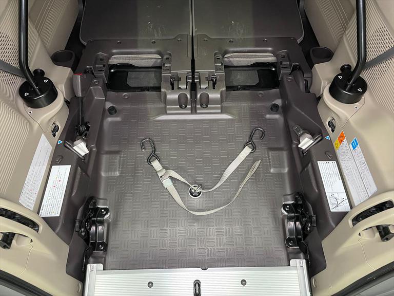 福祉車両は車イスの形状や伸長、体格に合ったお車選びが大切です。お持ちの車イスを実際に乗せて試していただくことが可能なので是非ご持参ください。