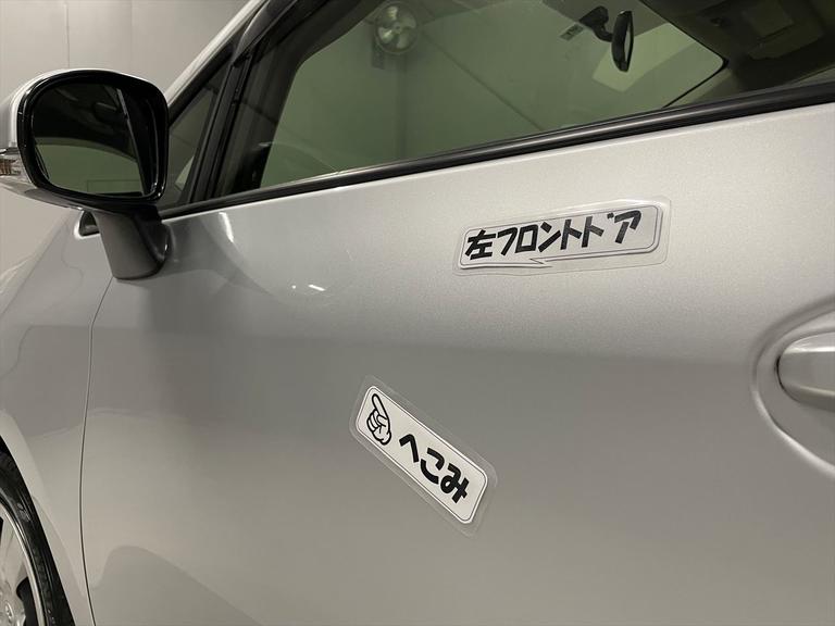 左フロントドアにへこみがあります