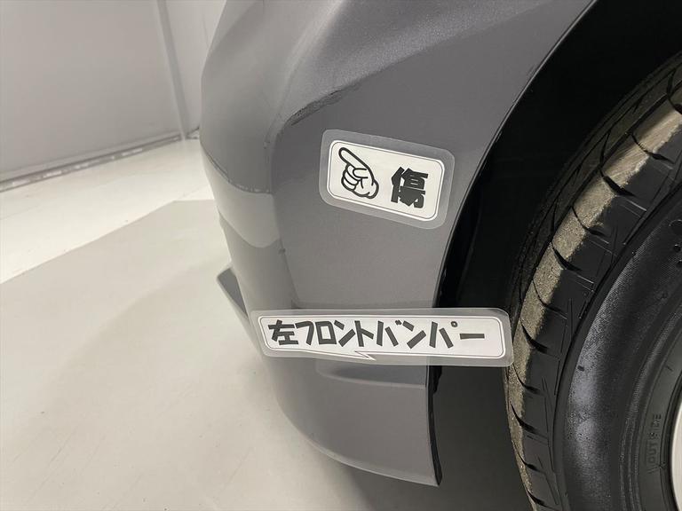 左フロントバンパーに傷があります