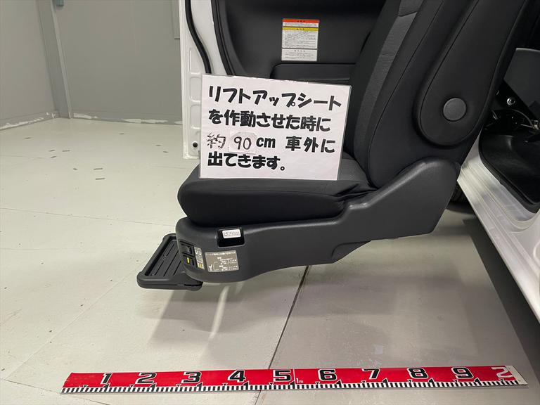 リフトアップシートを作動させた時に約90cm車外に出てきます。