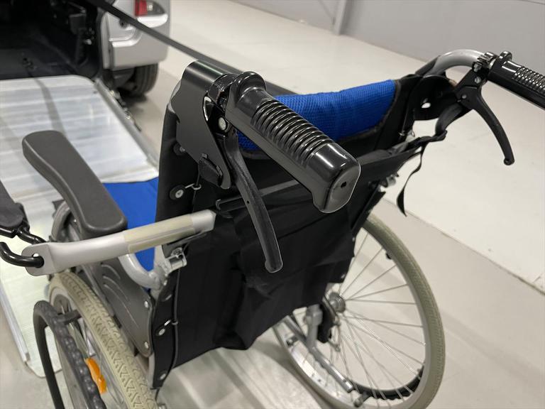 清掃には一切の妥協をしません。福祉装置は分解し清掃を実施。全車両、車専用業務用消臭・除菌剤を使用し、消臭・除菌を行っております。