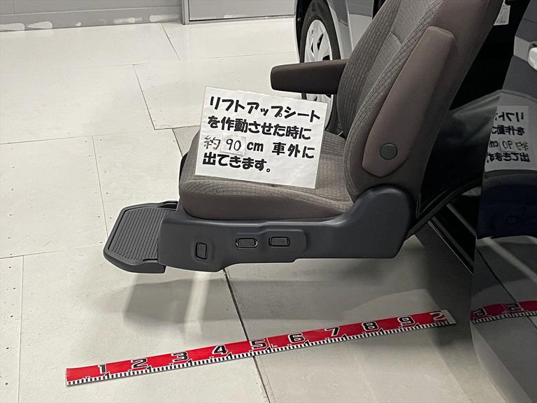 リフトアップシートを作動させた時に約90cm車外に出てきます