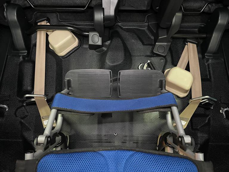 福祉車両は車イスの形状や伸長、体格に合ったお車選びが大切です。お持ちの車イスを実際に乗せて試していただくことが可能なので是非ご持参ください。