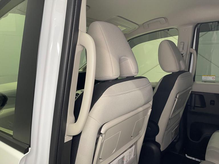 福祉車両は車イスの形状や伸長、体格に合ったお車選びが大切です。お持ちの車イスを実際に乗せて試していただくことが可能なので是非ご持参ください。