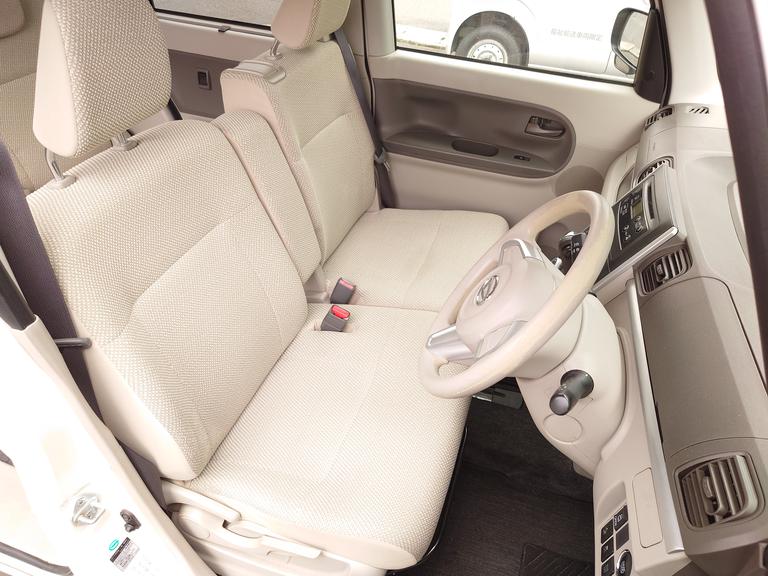 運転座席と助手席はベンチシート式＿運転座席側にひじ掛けがあります。
