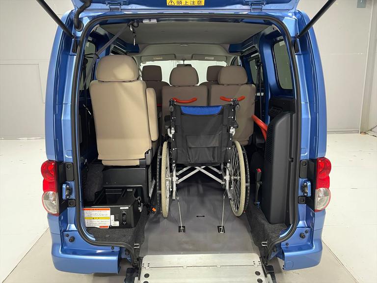 一般店では希少な福祉車両部品を豊富に在庫。車いす固定装置なども迅速に交換し、修理期間を短縮。介護タクシーやデイサービス事業用車両の急な修理も、福祉車両のたすかるへ！