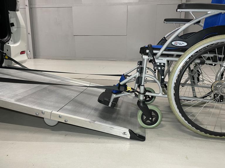 福祉車両は車イスの形状や伸長、体格に合ったお車選びが大切です。お持ちの車イスを実際に乗せて試していただくことが可能なので是非ご持参ください。