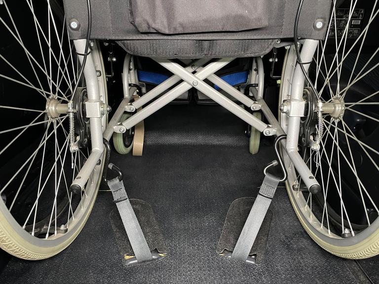 ３段階点検を全車徹底して行います。仕入れ時点検・ご購入頂いた後の点検・福祉車両取扱士スペシャリストによる納車前の最終点検の３段階の車両点検をクリアした車両を納車いたします。