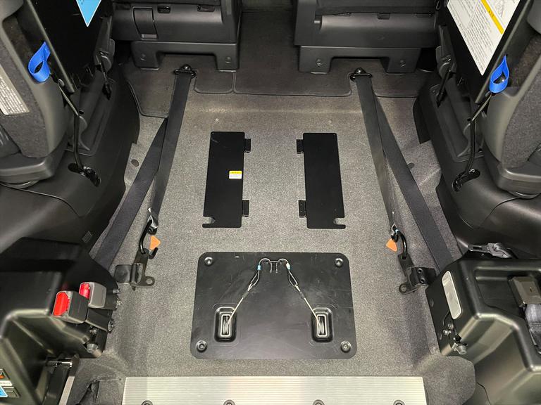 福祉装置の修理や点検メンテナンスも行います。福祉車両整備資格を取得した専門スタッフがご購入後もサポート。遠方の方には、福祉車両取扱士の資格を持つ近隣の整備工をご紹介いたします。