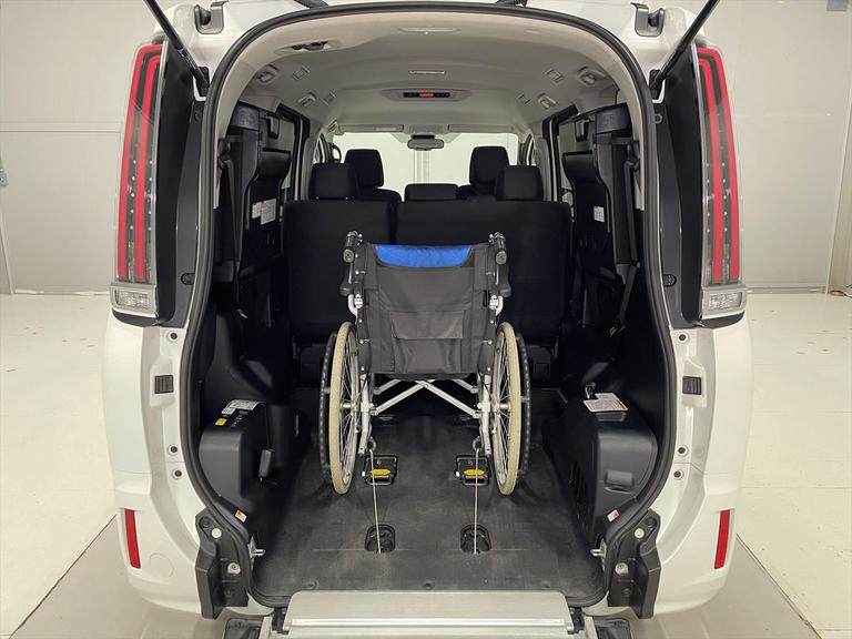 福祉装置の修理や点検メンテナンスも行います。福祉車両整備資格を取得した専門スタッフがご購入後もサポート。遠方の方には、福祉車両取扱士の資格を持つ近隣の整備工をご紹介いたします。