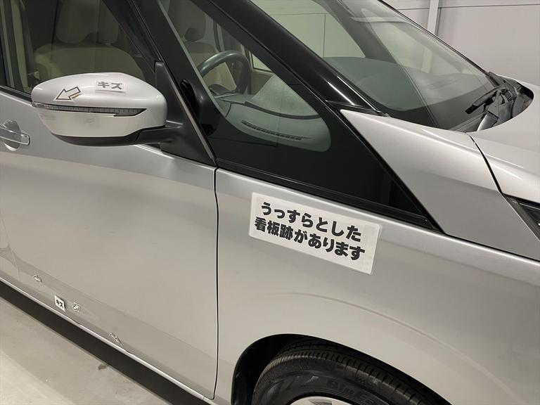 うっすらとした看板跡、キズが数カ所あります