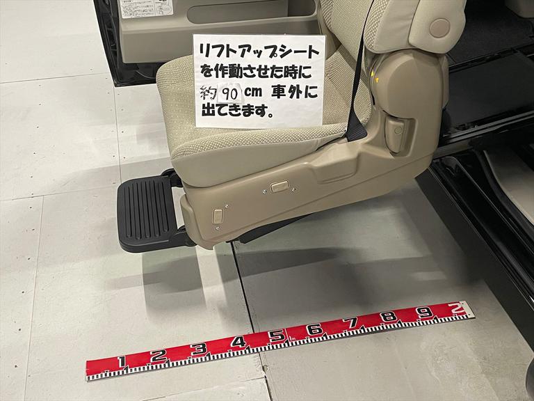 リフトアップシートを作動させた時に約90cm車外に出てきます。