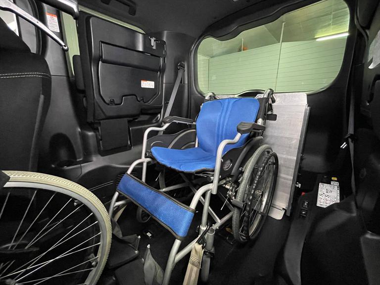 清掃には一切の妥協をしません。福祉装置は分解し清掃を実施。全車両、車専用業務用消臭・除菌剤を使用し、消臭・除菌を行っております。
