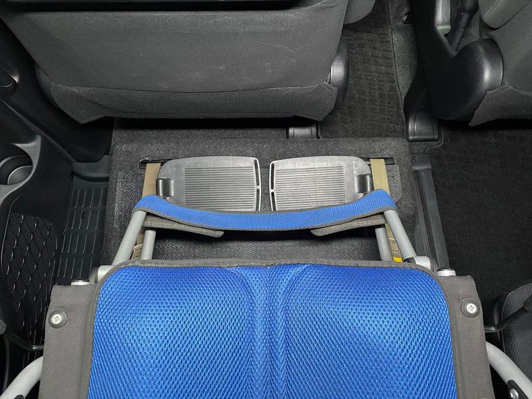 清掃には一切の妥協をしません。福祉装置は分解し清掃を実施。全車両、車専用業務用消臭・除菌剤を使用し、消臭・除菌を行っております。