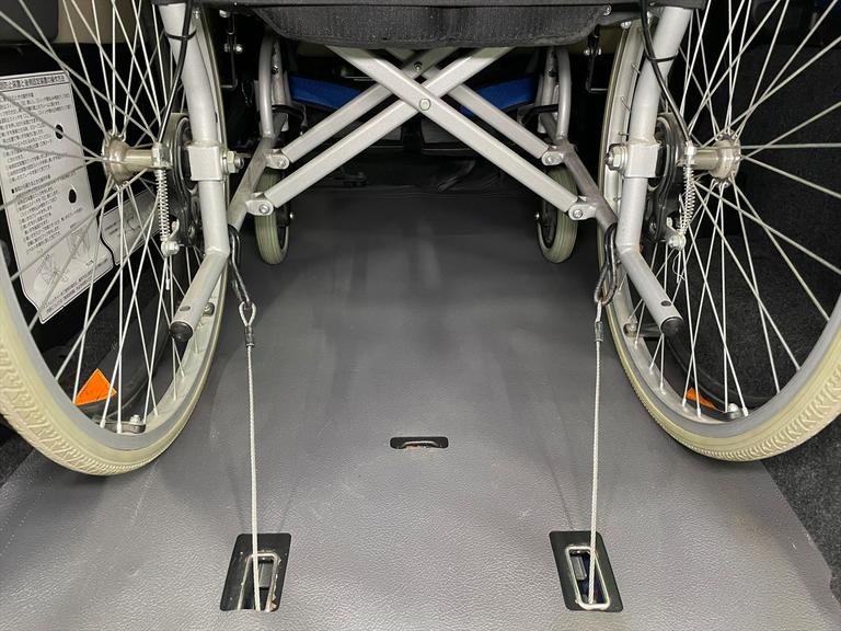 ご購入後も安心の全国対応1年保証「たすかる保証」。お近くの認証工場で修理OK！車いす固定装置など、何か異変があればお気軽にご連絡ください。(介護タクシー・デイサービスも) （※一部対象外のお車あり）