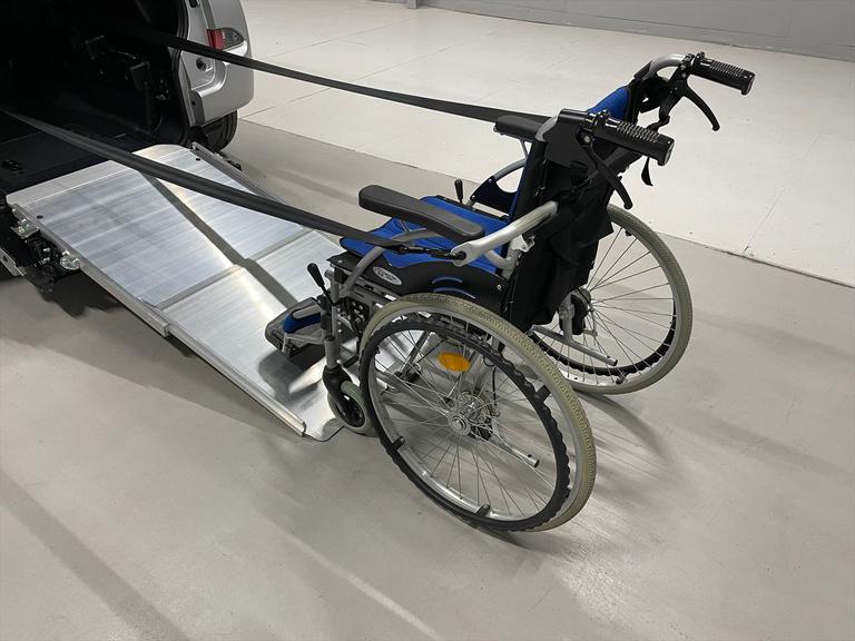 ３段階点検を全車徹底して行います。仕入れ時点検・ご購入頂いた後の点検・福祉車両取扱士スペシャリストによる納車前の最終点検の３段階の車両点検をクリアした車両を納車いたします。