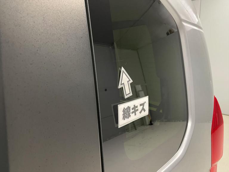 左クォーターガラスに線キズがあります