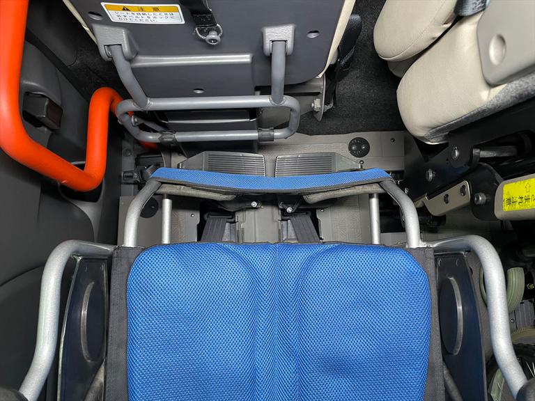 清掃には一切の妥協をしません。福祉装置は分解し清掃を実施。全車両、車専用業務用消臭・除菌剤を使用し、消臭・除菌を行っております。