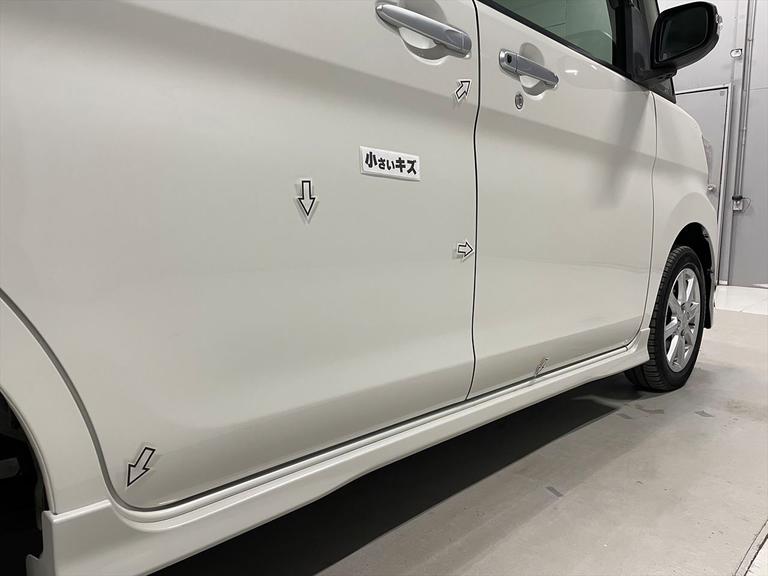 小さいキズが数箇所あります