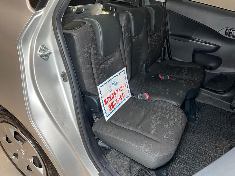 車内全体をアルコール消毒しています。