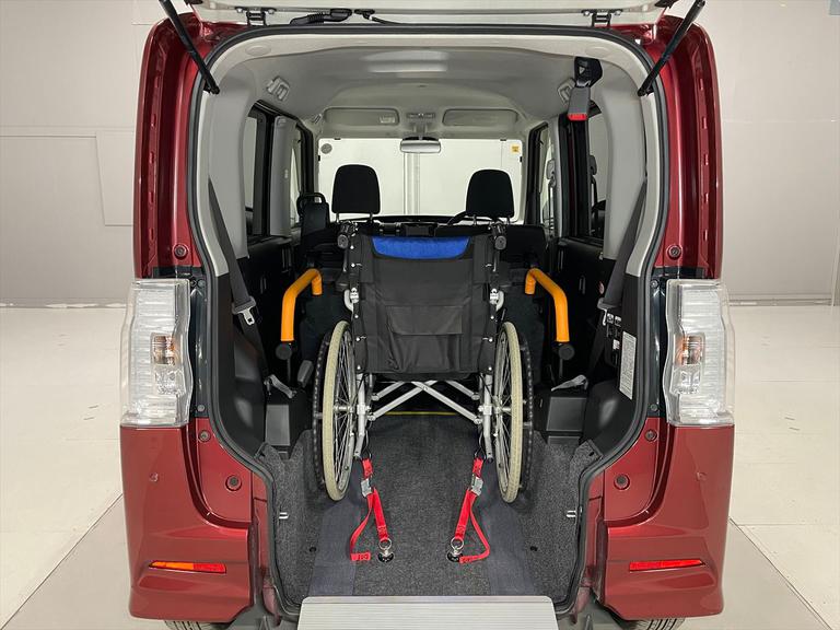 福祉装置の修理や点検メンテナンスも行います。福祉車両整備資格を取得した専門スタッフがご購入後もサポート。遠方の方には、福祉車両取扱士の資格を持つ近隣の整備工をご紹介いたします。