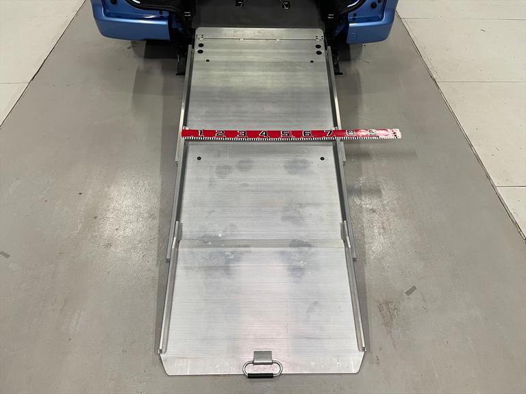 当社は福祉車両を見て・触れて・選べる中古福祉車両専門店。営業・メンテナンススタッフは有資格者です。車椅子のまま乗れる車や車いす固定など、福祉車両のことは福祉車両のたすかるにお任せください！