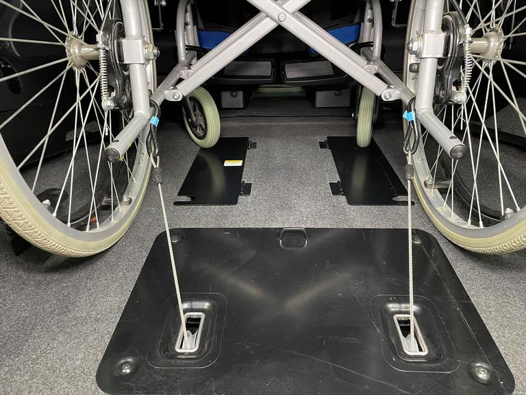 ３段階点検を全車徹底して行います。仕入れ時点検・ご購入頂いた後の点検・福祉車両取扱士スペシャリストによる納車前の最終点検の３段階の車両点検をクリアした車両を納車いたします。