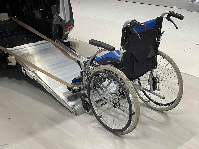 ３段階点検を全車徹底して行います。仕入れ時点検・ご購入頂いた後の点検・福祉車両取扱士スペシャリストによる納車前の最終点検の３段階の車両点検をクリアした車両を納車いたします。