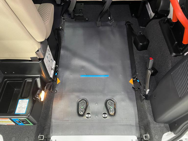 福祉装置の修理や点検メンテナンスも行います。福祉車両整備資格を取得した専門スタッフがご購入後もサポート。遠方の方には、福祉車両取扱士の資格を持つ近隣の整備工をご紹介いたします。