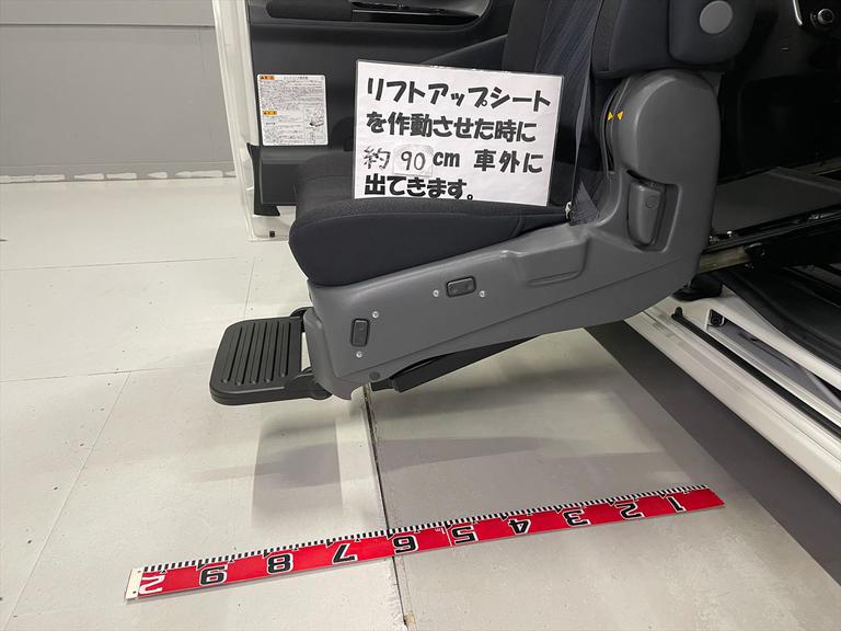リフトアップシートを作動させた時に約90cm車外に出てきます