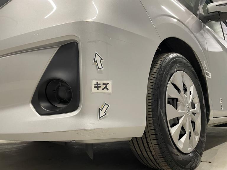 キズが数カ所、線キズがあります