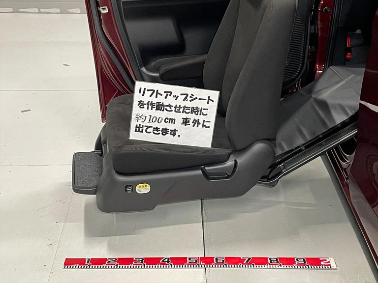 リフトアップシートを作動させた時に約100cm車外に出てきます