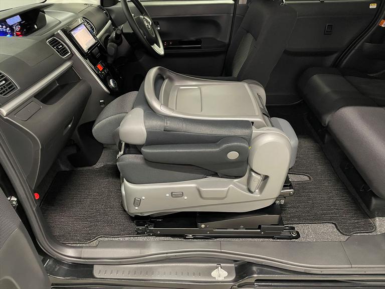 清掃に妥協なし。架装装置も分解し清掃・点検を実施。介護車両の車いす固定装置まで美しく整備しお届けします。