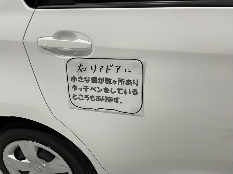 右リヤドアに小さな傷が数箇所ありタッチペンをしているところもあります。