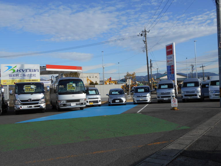 展示スペースでは福祉車両の台車・レンタカーご準備してお待ちしております