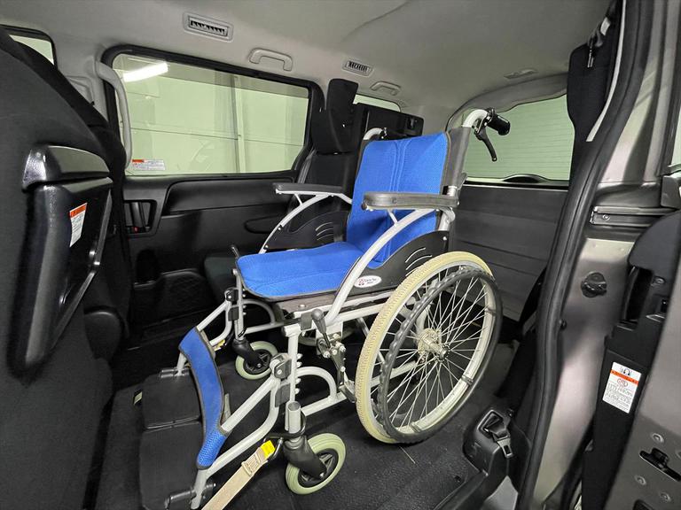 福祉車両取扱士スペシャリストの（一社）日本福祉車輌協会の資格を取得したスタッフが多数在籍。営業からメンテナンス担当まで福祉車両のプロです。福祉車両のことならどのような事でもお気軽にご相談ください。