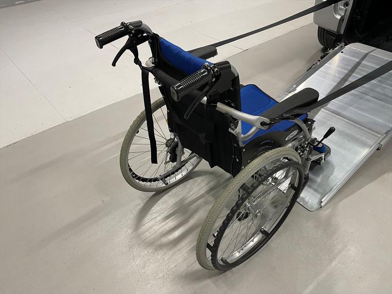 福祉装置の修理や点検メンテナンスも行います。福祉車両整備資格を取得した専門スタッフがご購入後もサポート。遠方の方には、福祉車両取扱士の資格を持つ近隣の整備工をご紹介いたします。