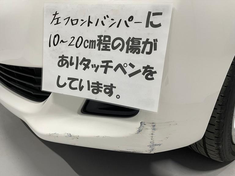 左フロントバンパーに10～20cm程の傷がありタッチペンをしています。