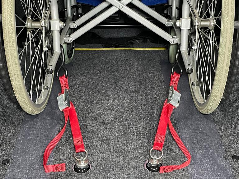 当社は福祉車両見て・触れて・選べる福祉車両のみを販売・買取する福祉車両専門店です。営業・メンテナンススタッフは福祉車両の有資格者です。福祉車両のことは福祉車両のたすかるにお任せください！