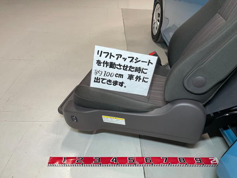 リフトアップシートを作動させた時に約100cm車外に出てきます。