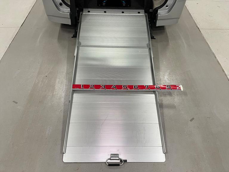 清掃に妥協なし。架装装置も分解し清掃・点検を実施。介護車両の車いす固定装置まで美しく整備しお届けします。