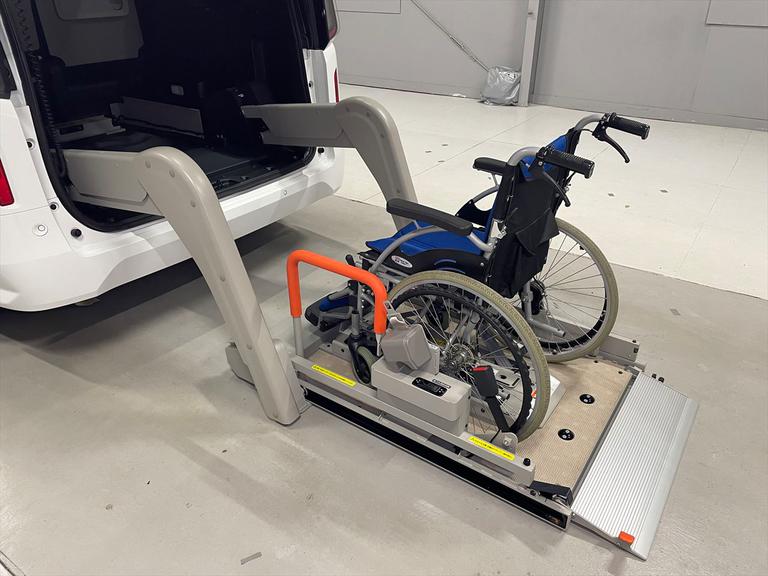 安心の２４時間３６５日の全国対応ロードサービスが受けられます。保証費用は本体価格に含まれています。詳細については、スタッフにご確認をお願い致します。