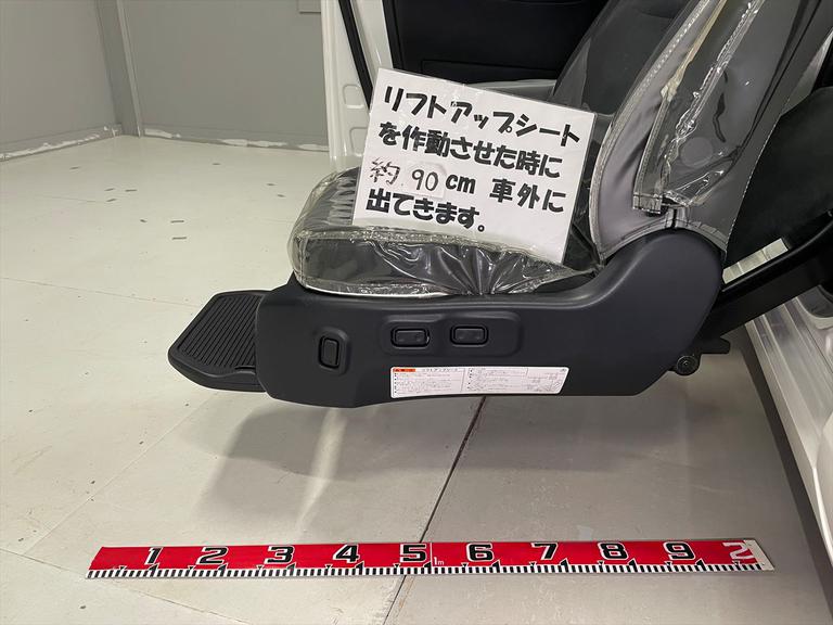 リフトアップシートを作動させた時に約90cm車外に出てきます。