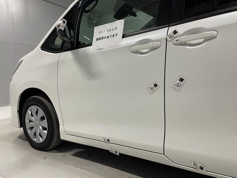 うっすらとした看板跡、キズが数箇所あります