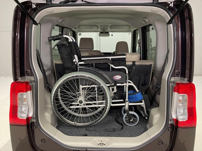 福祉装置の修理や点検メンテナンスも行います。福祉車両整備資格を取得した専門スタッフがご購入後もサポート。遠方の方には、福祉車両取扱士の資格を持つ近隣の整備工をご紹介いたします。
