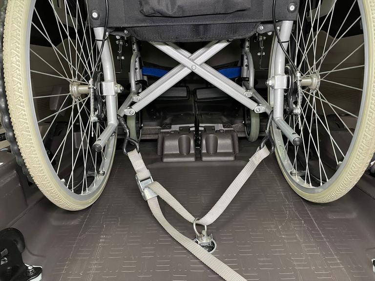 ３段階点検を全車徹底して行います。仕入れ時点検・ご購入頂いた後の点検・福祉車両取扱士スペシャリストによる納車前の最終点検の３段階の車両点検をクリアした車両を納車いたします。