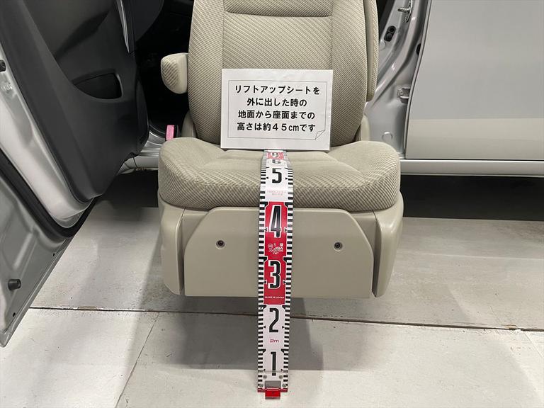 リフトアップシートを外に出した時の地面から座面までの高さは約45cmです