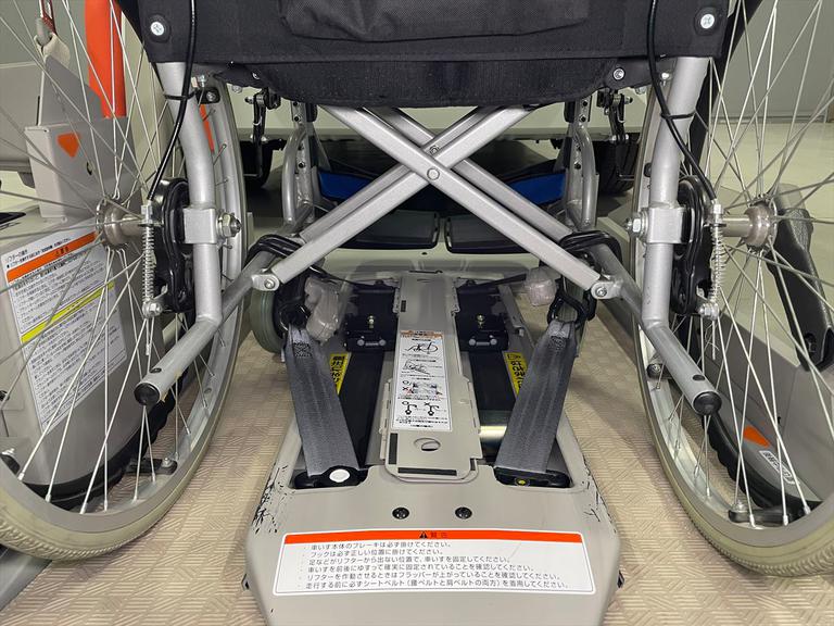 清掃には一切の妥協をしません。福祉装置は分解し清掃を実施。全車両、車専用業務用消臭・除菌剤を使用し、消臭・除菌を行っております。