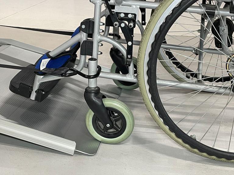 清掃には一切の妥協をしません。福祉装置は分解し清掃を実施。全車両、車専用業務用消臭・除菌剤を使用し、消臭・除菌を行っております。